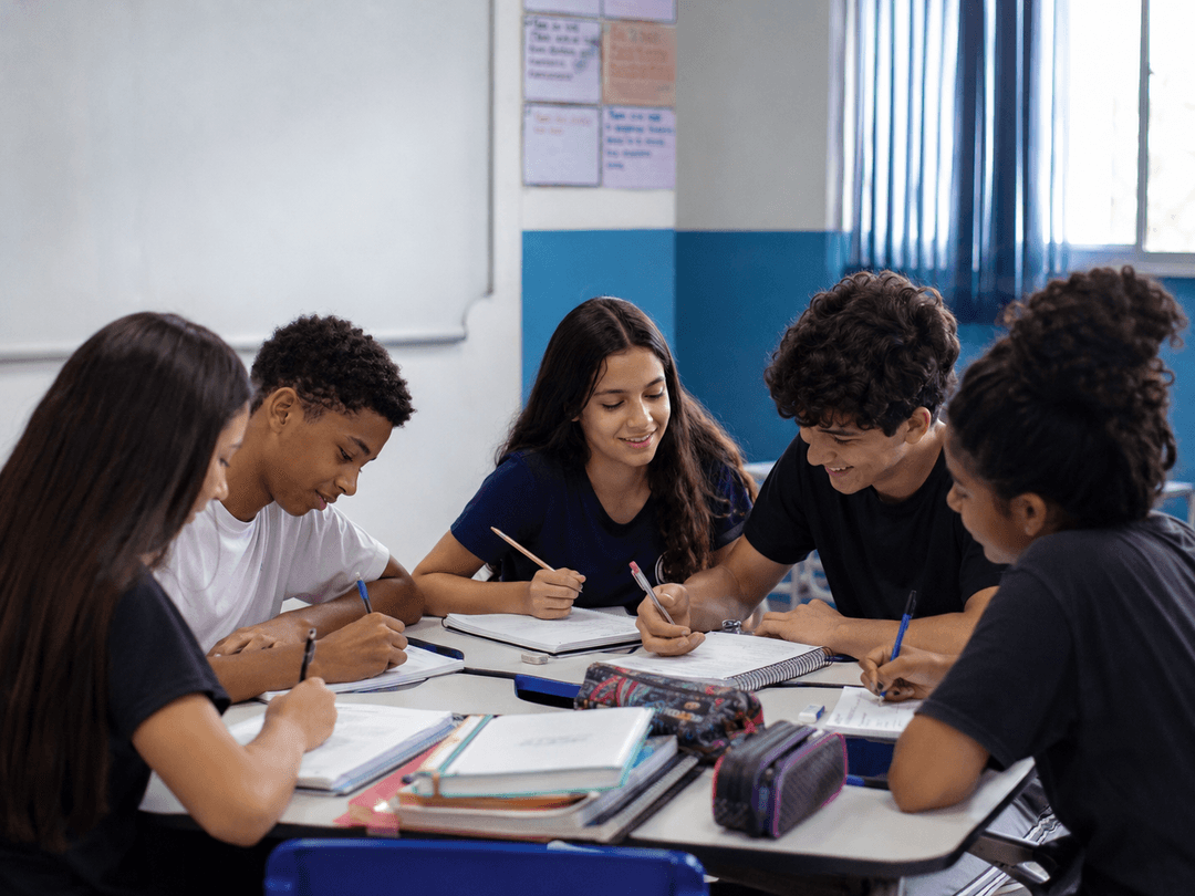 Adolescentes estudando